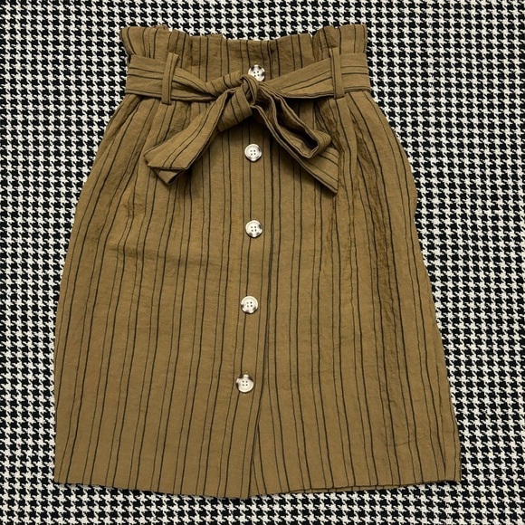 4/$15 | H&M | High Waisted Pinstripe Paperbag Skirt - Picture 4 of 12